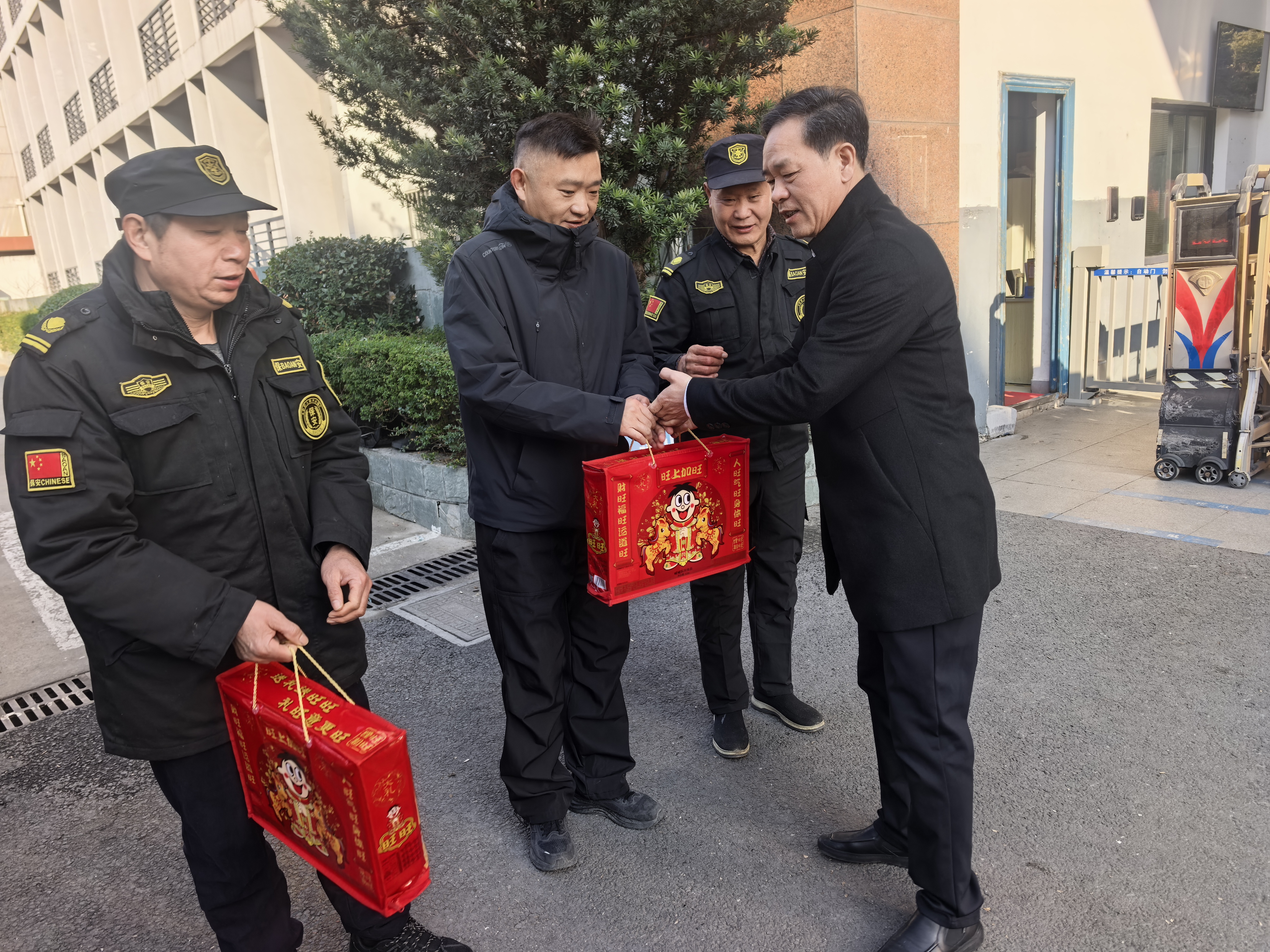 校领导看望慰问春节校园值班值守人员