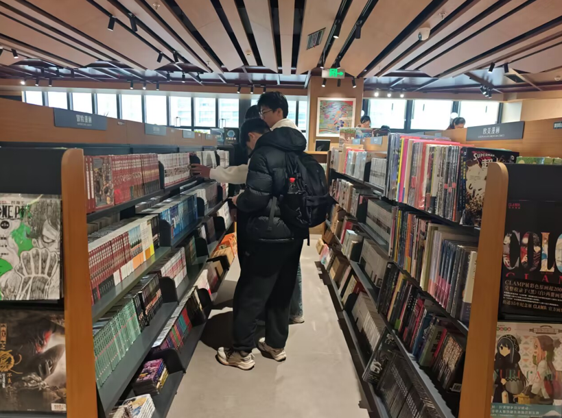 书店“打卡”新潮流  交校学子齐勤奋 ----241211班读书行