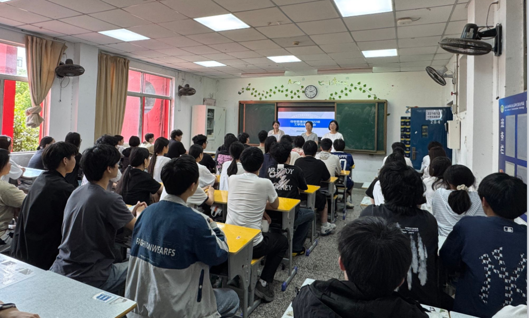信息管理学院召开2022级高职工学交替动员会