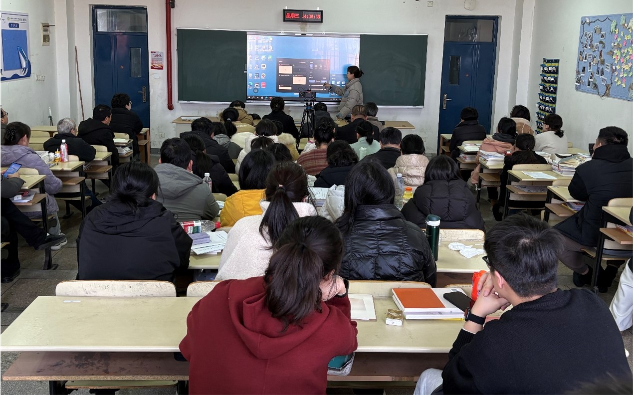图文信息中心成功举办教室智慧教学设备使用培训