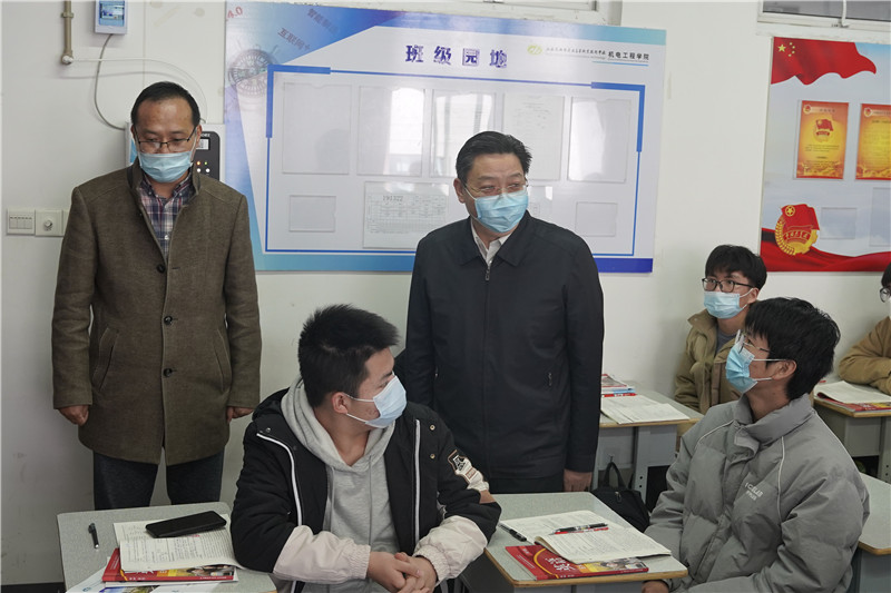 校领导“四不两直”督导检查校园疫情防控工作