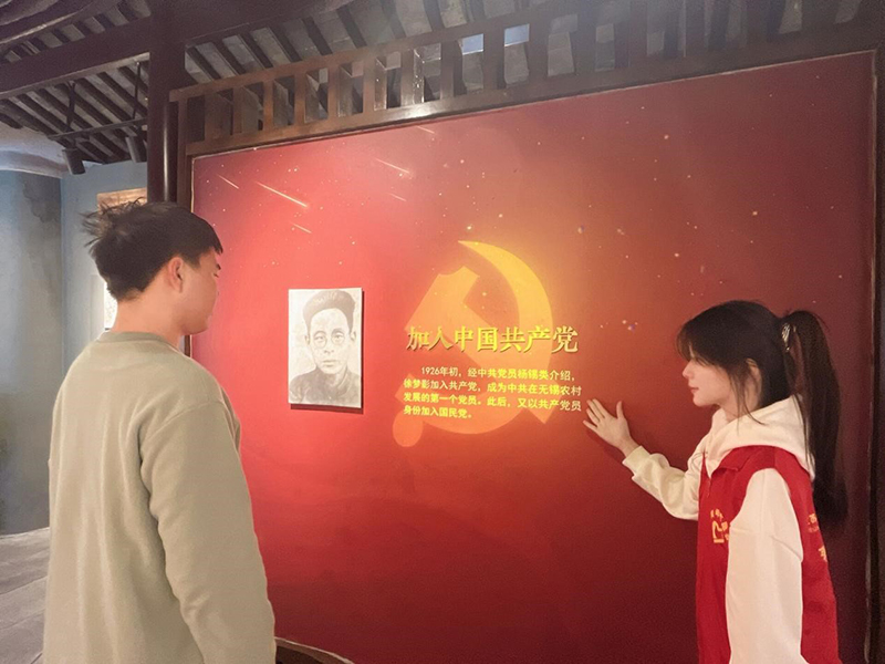 机电工程学院组织志愿者为游客深度讲解徐梦影的革命赞歌