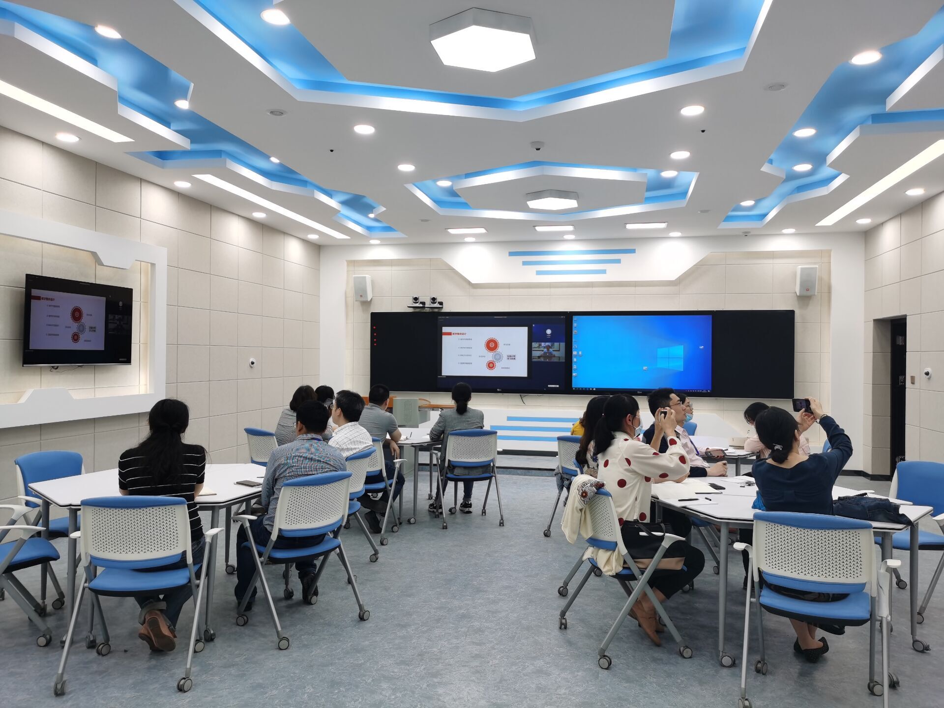 学校组织教师参加教学能力比赛研训活动