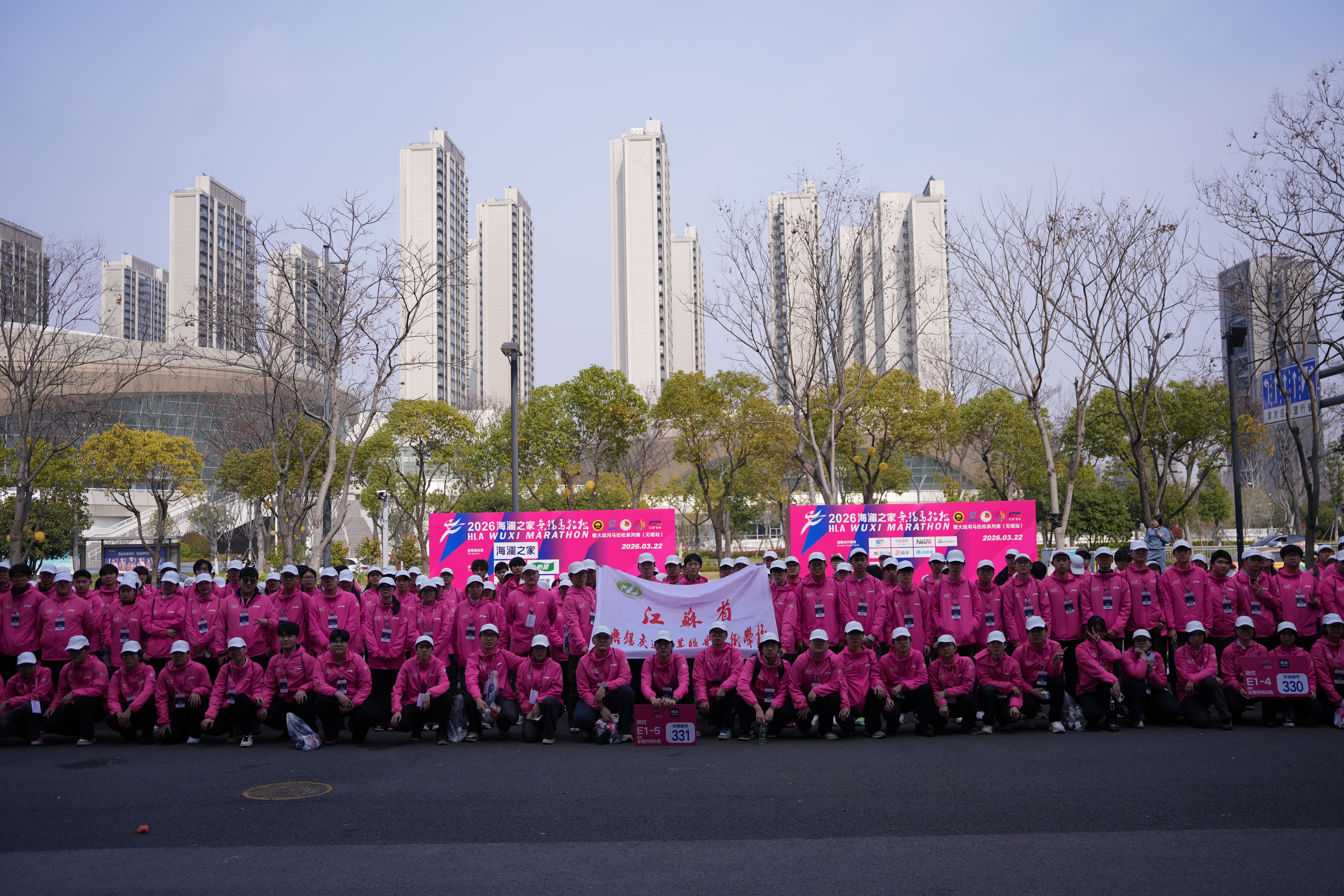 学校学生志愿者圆满完成2026无锡马拉松志愿服务工作